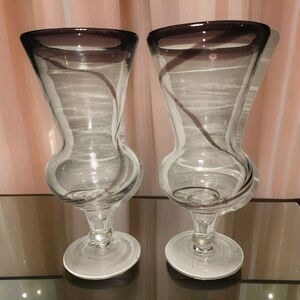 Set of 2 TGI Friday’s Hand Blown Large Hurricane/Daiquiri Red Swirl Glas…